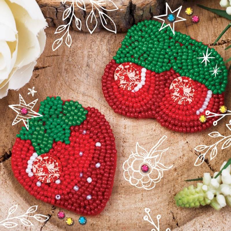 Брошь из фетра, вышивка бисером 'Ягоды', 2 шт. Брошь из фетра, вышивка бисером 'Ягоды', 2 шт.